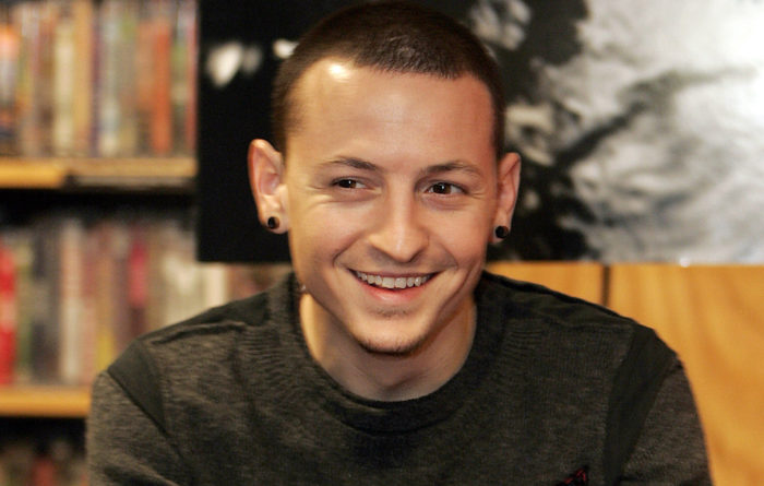 Chester Bennington of Linkin Park during a book signing at Borders book store in downtown Manhattan on December 14, 2004. (Photo by Mike Ehrmann/WireImage)