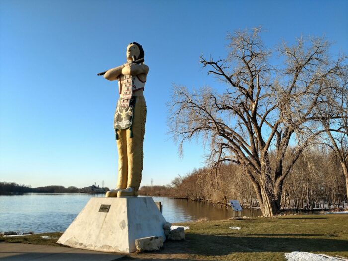 Hiawatha-statue-riverside-facing